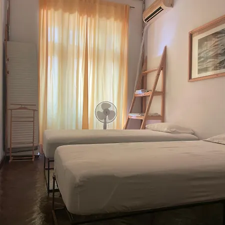 Auberge de jeunesse Studio54 *